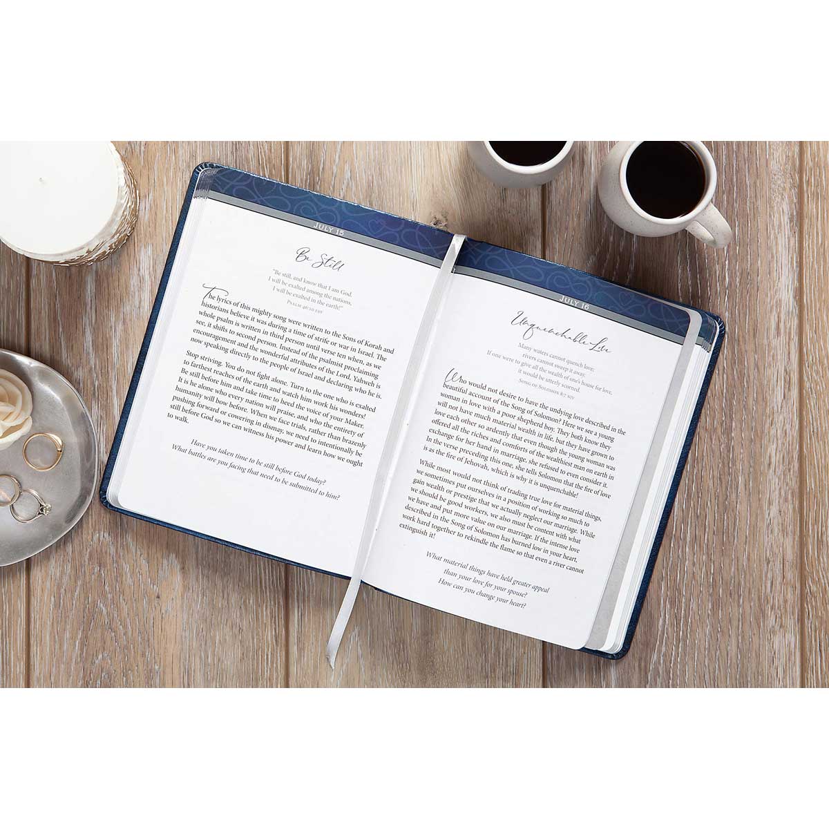 Daily Strength For Couples: A 365-Day Devotional (Imitation Leather)