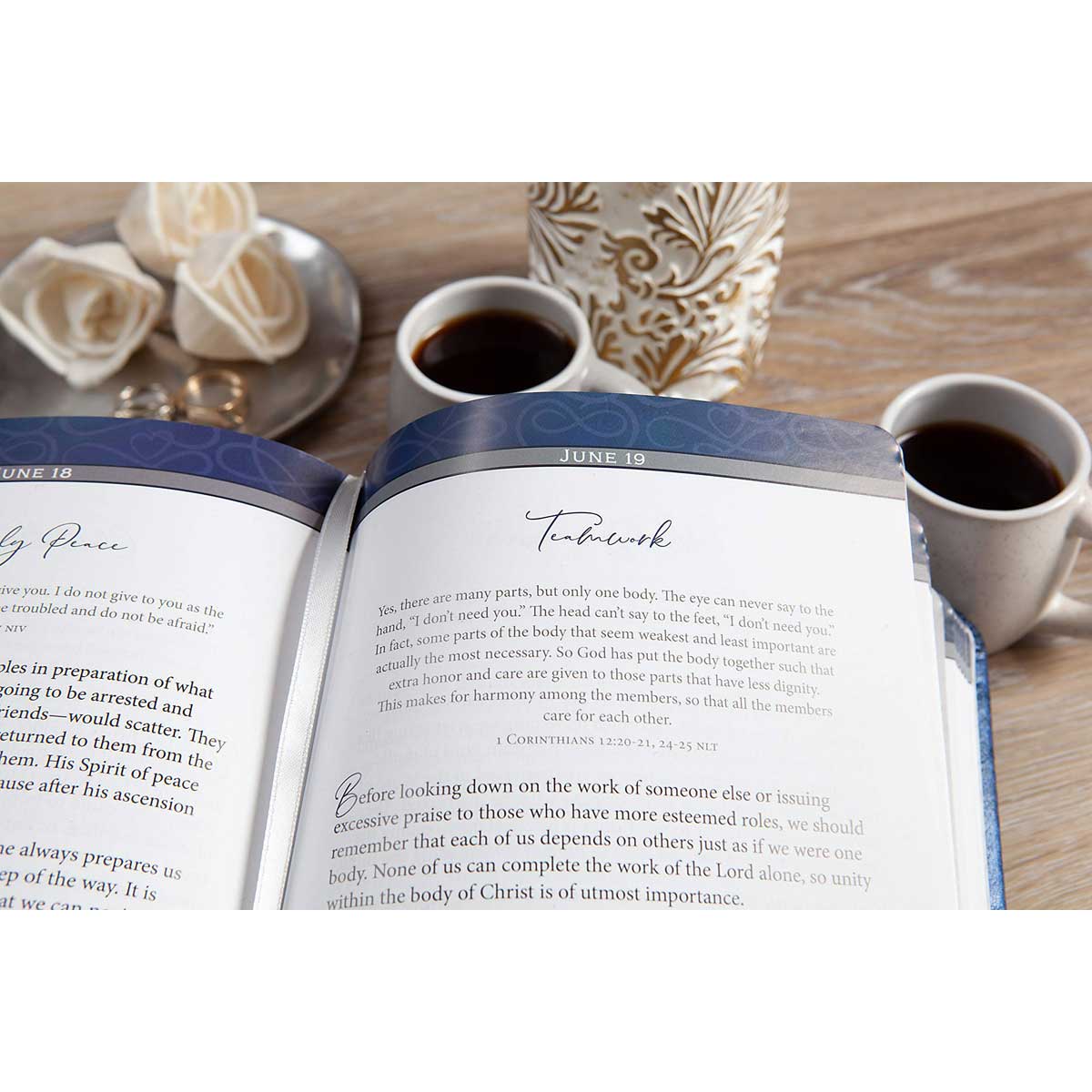 Daily Strength For Couples: A 365-Day Devotional (Imitation Leather)