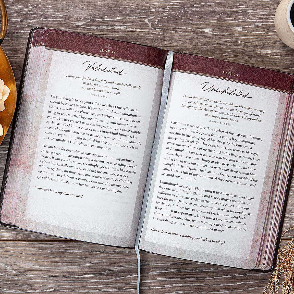 A Daily Word For Women: 365 Daily Devotional (Imitation Leather)