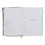 2027 18-Maande Dagbeplanner vir Vroue - Wees Stil en Weet - Kunsleer met Rits